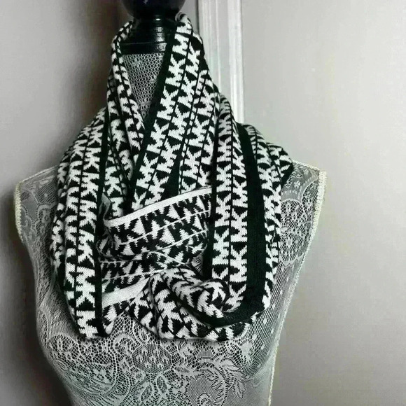Michael Kors MK Logo Black/White Reversible Signature Scarf All Over Pattern. - Picture 5 of 11